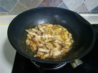 6、胡萝卜红烧肉,观察五花肉体积明显变小，放入郫县豆瓣酱翻炒出香味；