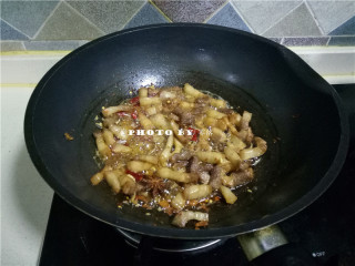 7、胡萝卜红烧肉,放入干辣椒，花椒，姜粒，八角，三奈，翻炒均匀；