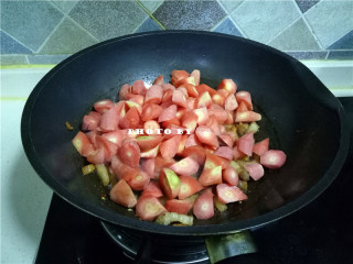 8、胡萝卜红烧肉,放入胡萝卜，继续翻炒均匀；