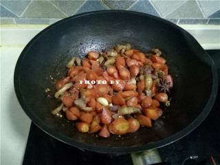 11、胡萝卜红烧肉,食材烧熟之后，大火收汁，调入适量盐，翻炒均匀，关火；