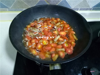 9、胡萝卜红烧肉,调入适量酱油，再倒入适量清水，水量刚刚漫过食材即可；