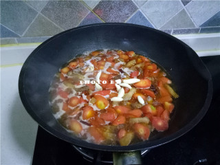 10、胡萝卜红烧肉,放入大蒜瓣，加盖；大火烧开，转中火；