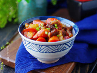 12、胡萝卜红烧肉,起锅，撒葱花；【胡萝卜红烧肉】做好啦。