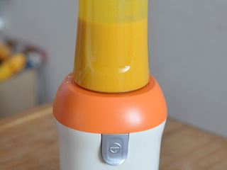 3、燕麦南瓜沙拉,用料理机打成奶昔状。