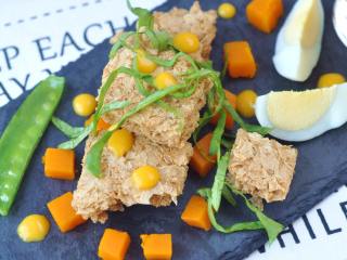 6、燕麦南瓜沙拉,麦片表面摆放一些生菜丝，再用吸管提取些南瓜奶昔，以点状挤在沙拉表面，杯装的奶昔也放在石板上，放一块麦片，以示可以将麦片蘸取奶昔食用。