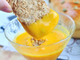 9、燕麦南瓜沙拉,可以将麦片蘸取奶昔食用。