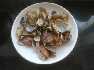 8、麻辣花蛤,盛出控水待用