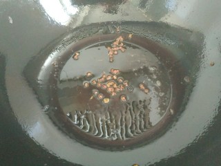 9、麻辣花蛤,锅中放入适量植物油，爆香麻椒，然后把麻椒捞出不要