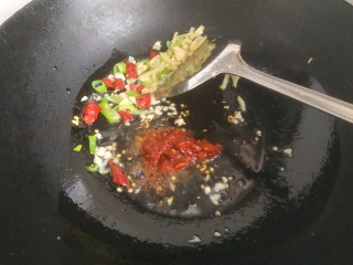 12、麻辣花蛤,加入一勺郫县豆瓣酱翻炒