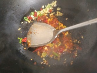 14、麻辣花蛤,放入一勺料酒翻炒