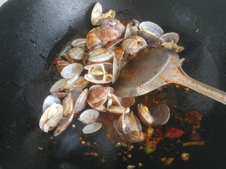 17、麻辣花蛤,放入花蛤翻炒