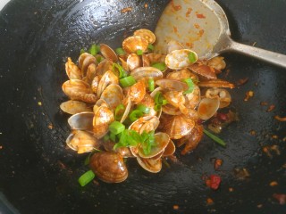 19、麻辣花蛤,翻炒花蛤，把水耗干，翻炒均匀，撒上葱花即可关火出锅
