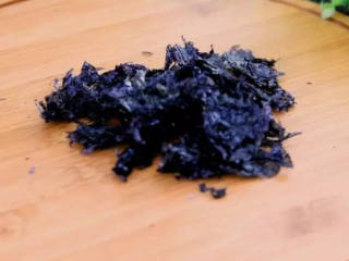 1、 蛋花汤的花絮是这样做出来的，搭配上紫菜完美！,紫菜撕成小块备用