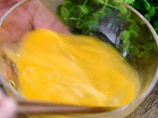 2、 蛋花汤的花絮是这样做出来的，搭配上紫菜完美！,鸡蛋打匀备用