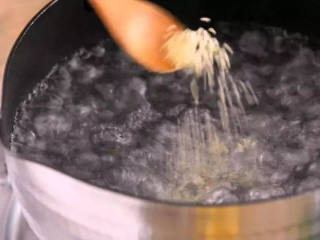 3、 蛋花汤的花絮是这样做出来的，搭配上紫菜完美！,锅中倒入清水，大火煮开 ，煮开后加入盐、鸡精