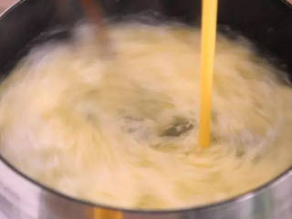 4、 蛋花汤的花絮是这样做出来的，搭配上紫菜完美！,关火，一边倒入鸡蛋，一边快速搅动