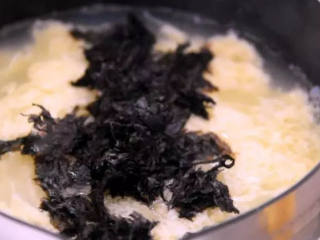 5、 蛋花汤的花絮是这样做出来的，搭配上紫菜完美！,蛋花成型后，加入紫菜，拌匀