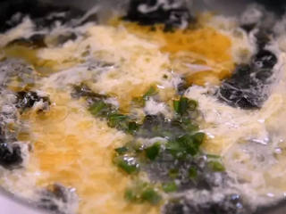 6、 蛋花汤的花絮是这样做出来的，搭配上紫菜完美！,.最后淋上香油、葱花即可