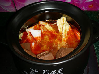 6、韩式海鲜锅,然后依次放入大白菜埂、腐竹、鸭血和适量清水