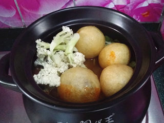 8、韩式海鲜锅,接着下花菜和面筋包、加盖大火继续