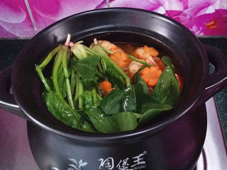 11、韩式海鲜锅,这时可以下入菠菜和胡萝卜
