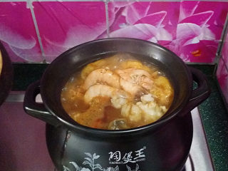 10、韩式海鲜锅,继续大火，一会儿就沸腾了