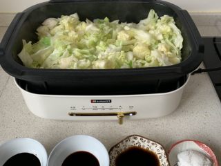 3、糖醋包菜,下包菜炒软