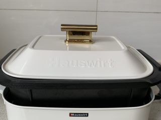 8、糖醋包菜,盖盖子烧几分钟入味