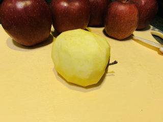 2、自制????苹果酱,苹果削皮；