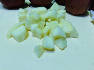 3、自制????苹果酱,切粒；