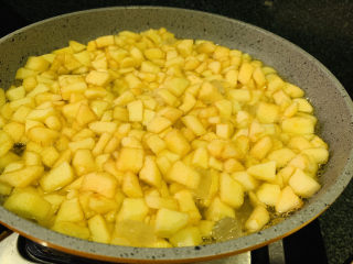 8、自制????苹果酱,倒锅里；