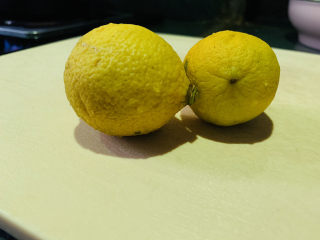 13、自制????苹果酱,准备柠檬；