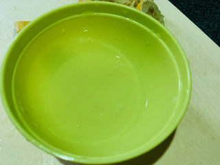 14、自制????苹果酱,挤出柠檬汁；