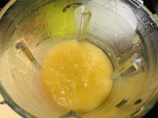 15、自制????苹果酱,苹果大部分都呈透明状时，用搅拌机搅拌；