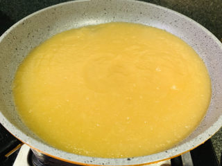 16、自制????苹果酱,搅拌细腻，再倒锅里；