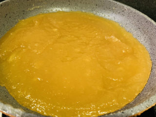 18、自制????苹果酱,不断翻拌，调中小火；