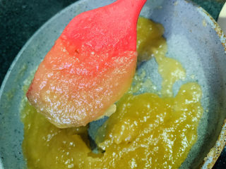 20、自制????苹果酱,呈浓稠不易下落，就可以出锅；