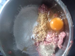 1、自制蛋卷,猪肉，姜，香菇剁成泥，桃酥放保鲜袋敲碎成粉末，加入红薯粉，盐，两个鸡蛋，少量白胡椒粉，充分拌匀。