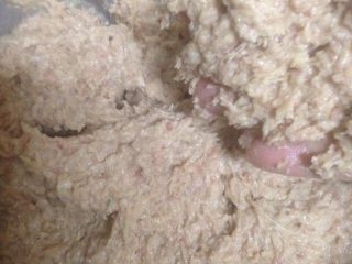 2、自制蛋卷,拌好的肉馅如图。注意肉和红薯粉的比例是1:1。红薯粉我用的是四川本地的，特别好用，做出来的肉馅不会散开。