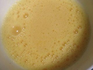 3、自制蛋卷,五个鸡蛋打进碗里，加少量盐，少量红薯粉，少量水。都是少量哦。充分打匀。我用的电动打蛋器，一下就好了。大家手打的话一定要打匀哦。