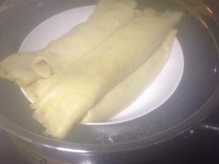 7、自制蛋卷,全部卷好后上蒸锅蒸四十分钟左右。