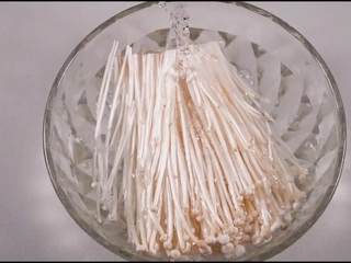 1、酸辣爽口,简单易做,可以为餐桌增色不少的剁椒金针菇,金针菇去根洗净。