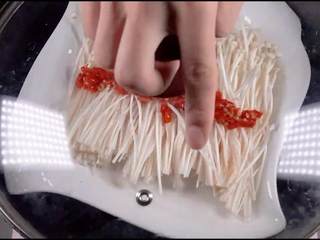 4、酸辣爽口,简单易做,可以为餐桌增色不少的剁椒金针菇,冷水入锅，水开后再蒸10分钟。