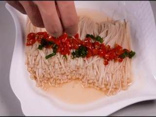 5、酸辣爽口,简单易做,可以为餐桌增色不少的剁椒金针菇,蒸好后取出，撒上葱花，浇上少量热油，倒入适量生抽即可。