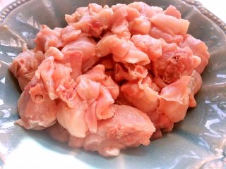 1、哑巴兔（四川重口味菜系）,兔子成块状洗净，放碗里待用。