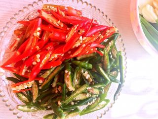 3、哑巴兔（四川重口味菜系）,红米椒、青米椒切条。