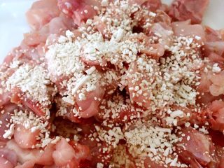 4、哑巴兔（四川重口味菜系）,将适量芡粉放入兔肉中，用筷子搅拌均匀。