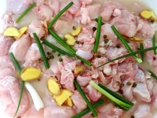 5、哑巴兔（四川重口味菜系）,再加入准备好的一半姜片、一半葱段、少量花椒、四分之一瓶白醋、适量料酒，混合均匀后静置半小时。