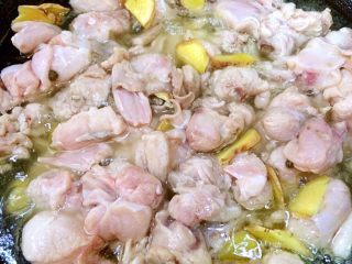 6、哑巴兔（四川重口味菜系）,锅中放油，油半热后一起放入兔肉和剩余的姜片，用中火翻炒。