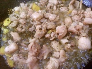 8、哑巴兔（四川重口味菜系）,待兔肉逐渐发白时，加入青花椒，改为小火慢慢翻炒。